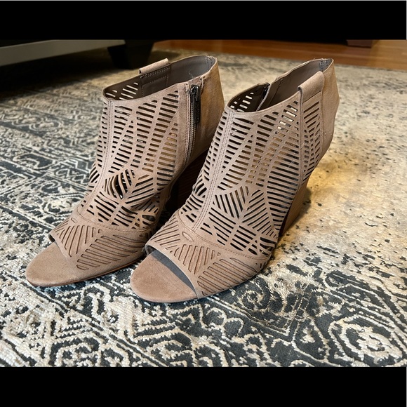 Size 10 Vince Camuto wedges. - Picture 2 of 6